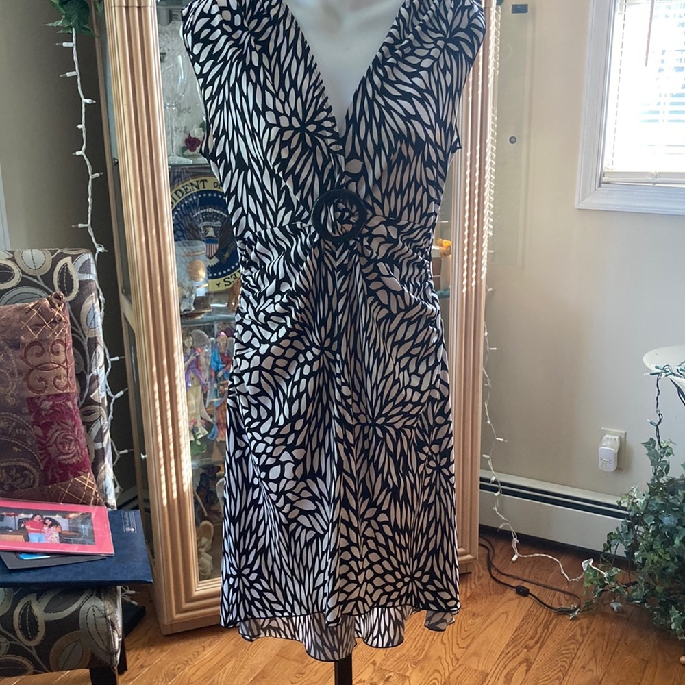 Beautiful stretchy ladies dress black and white V-neck